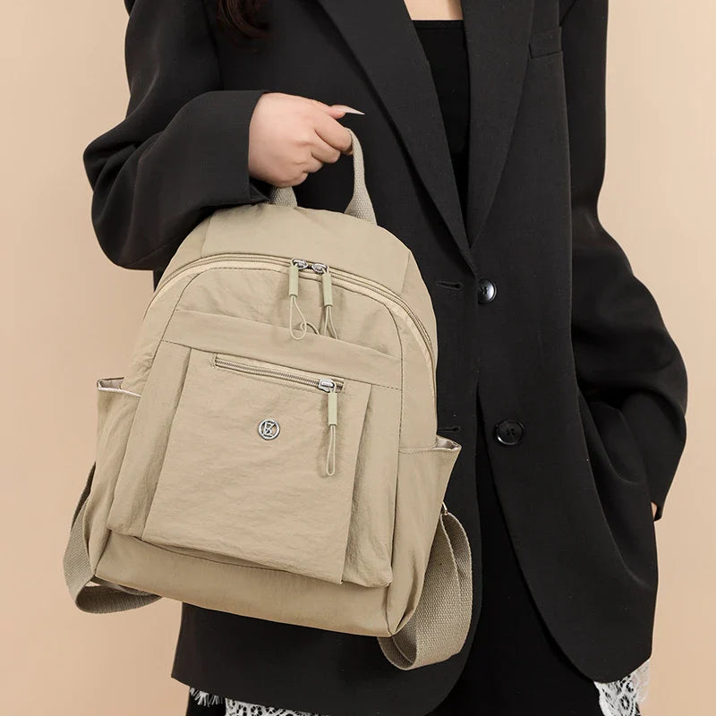 Sac à dos mini femme en nylon léger, idéal pour le confort quotidien et les voyages.