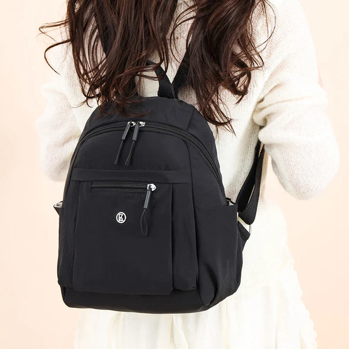 Mini sac à dos de voyage femme, léger et robuste en nylon pour des escapades faciles.