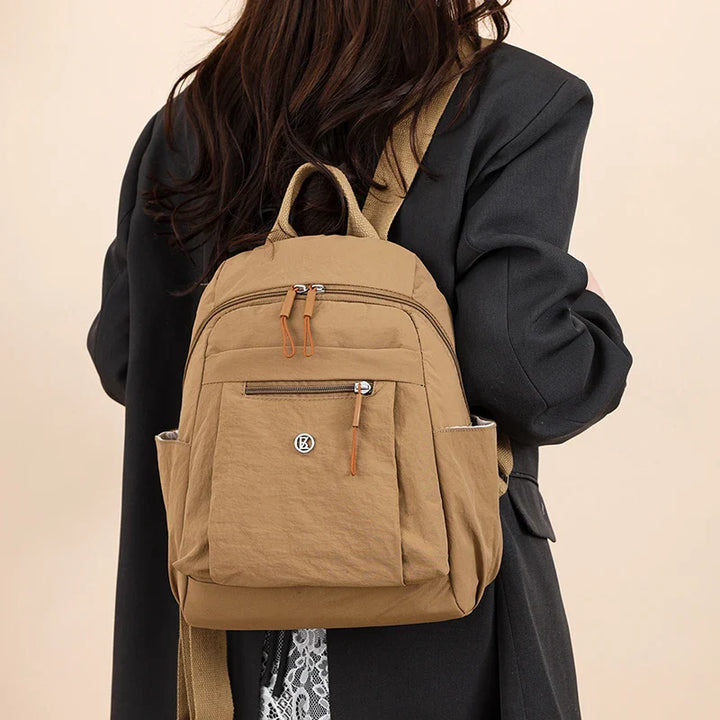 Sac à dos femme léger pour usage quotidien, style élégant et fonctionnalité pratique.