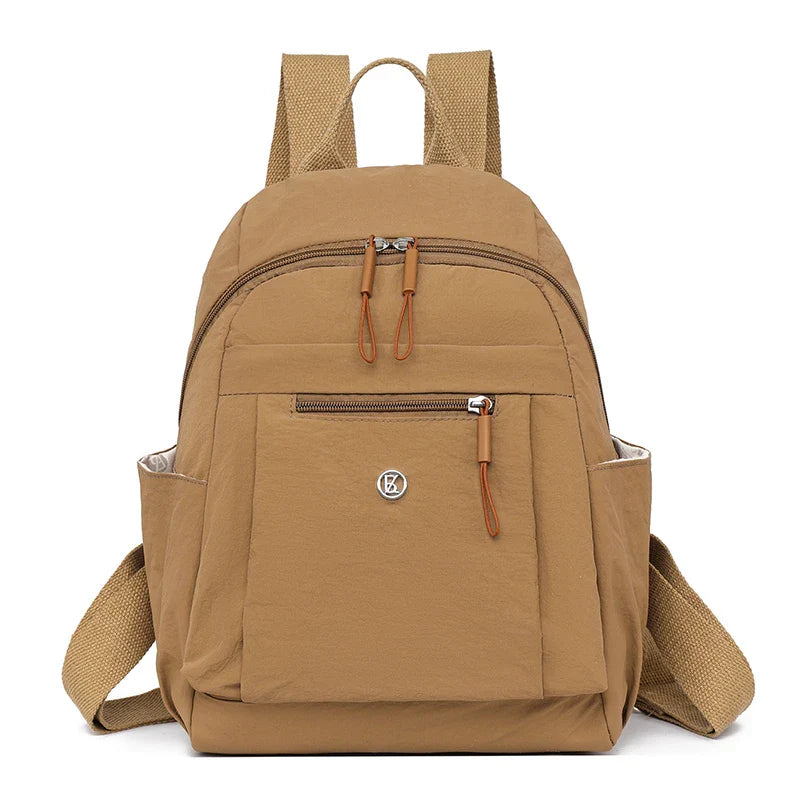 Mini sac à dos en nylon résistant pour femme, design élégant et moderne.