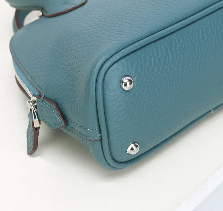 Détail de la texture du cuir synthétique, mini sac bandoulière femme, chic, compact et un accessoire mode.