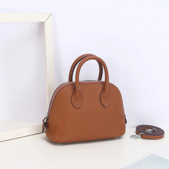 Mini sac à main bandoulière pour femme, design épuré et chic, en cuir synthétique, accessoire polyvalent.