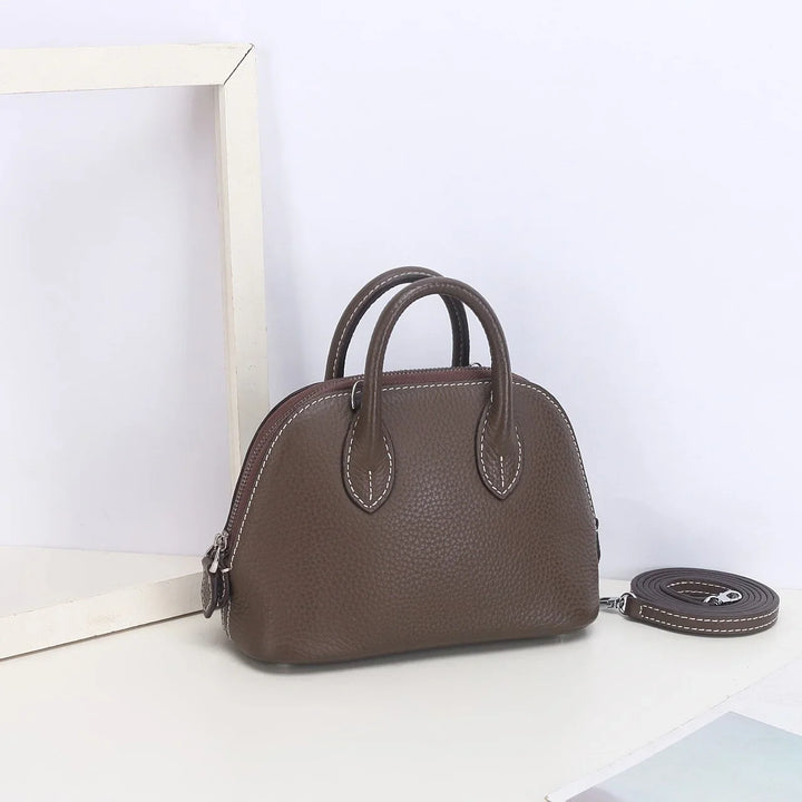 Mini sac femme polyvalent, bandoulière en cuir synthétique, idéal comme sac de jour ou de soirée élégant.