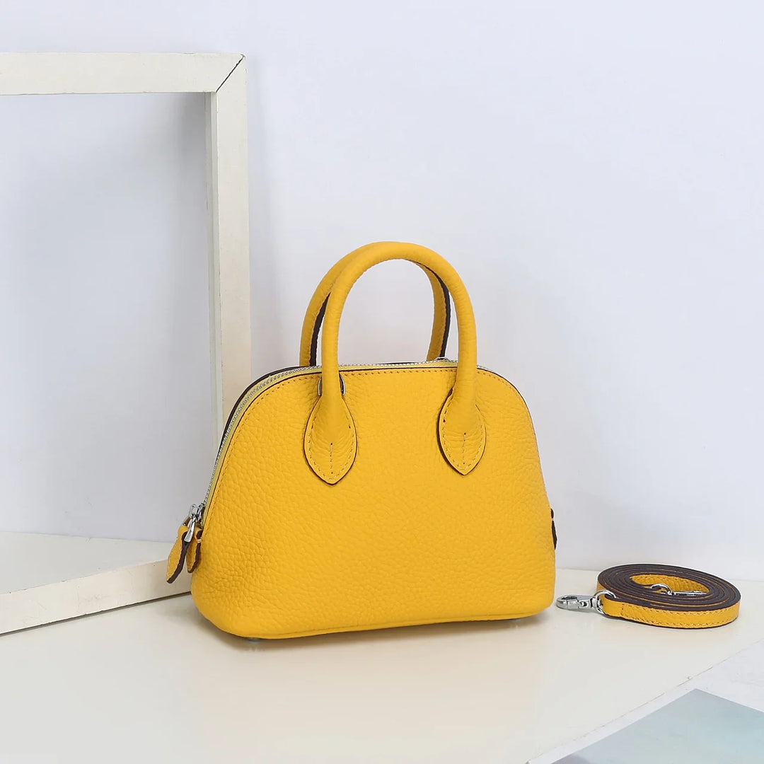 Ce mini sac à main bandoulière femme est un accessoire mode chic, compact et en cuir synthétique élégant.