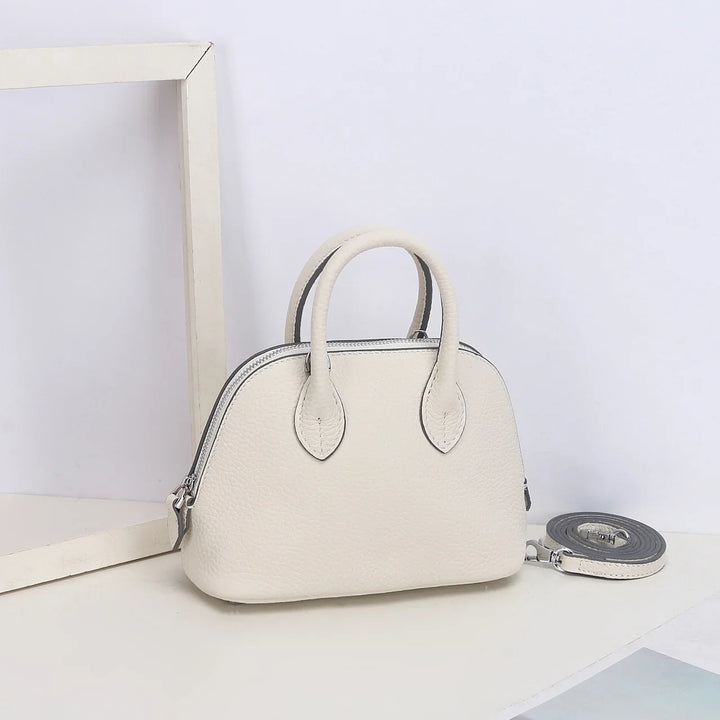 Zoom sur le mini sac à main bandoulière femme, en cuir synthétique, chic et polyvalent, idéal pour la mode.