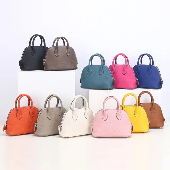 Chic mini sac bandoulière pour femme, en cuir synthétique de qualité, accessoire mode compact et élégant.