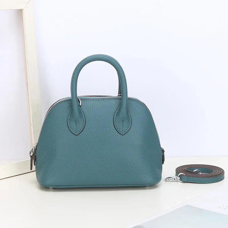 Accessoire mode essentiel : mini sac à main bandoulière femme, compact, chic et polyvalent en cuir synthétique.