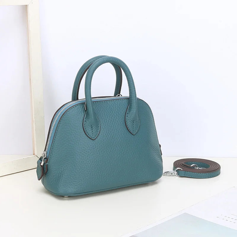 Vue de face du mini sac bandoulière femme, en cuir synthétique, un accessoire mode élégant et polyvalent.