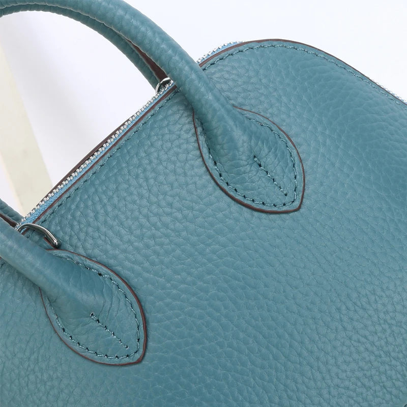 Mini sac à main femme avec bandoulière ajustable, en cuir synthétique chic, parfait pour un look moderne.