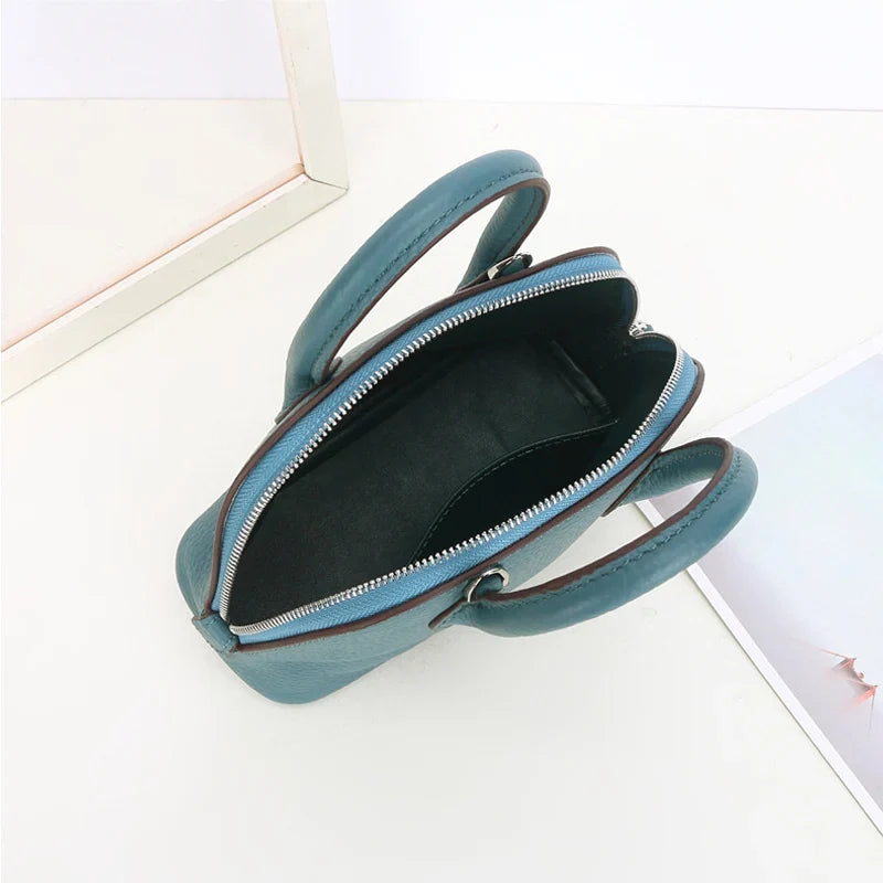 Sac femme compact, mini bandoulière en cuir synthétique, idéal pour une sortie chic ou un usage quotidien.