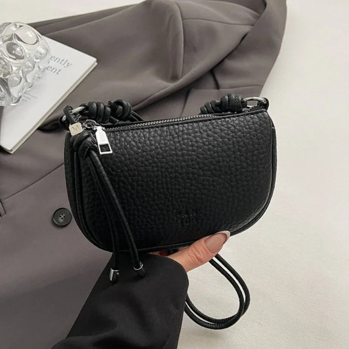 Sac épaule femme mini, compact et élégant, en similicuir, parfait comme accessoire de mode chic.
