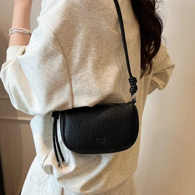Sac à main femme élégant et compact, mini format, en similicuir de qualité, accessoire de mode.