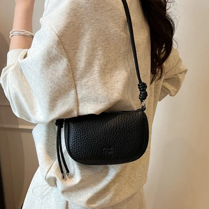 Sac à main femme élégant et compact, mini format, en similicuir de qualité, accessoire de mode.