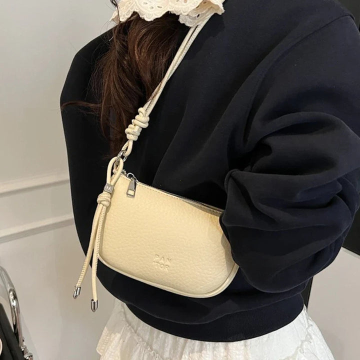 Sac bandoulière femme chic, mini et compact, en similicuir noir, parfait pour toutes les occasions.