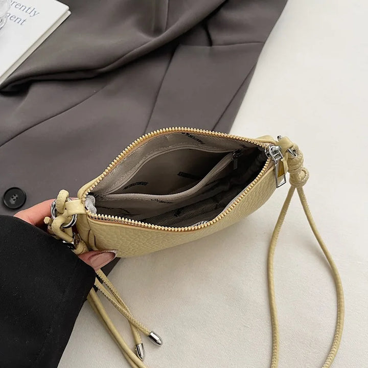 Accessoire de mode: mini sac épaule femme en similicuir, élégant et pratique, pour un look raffiné.