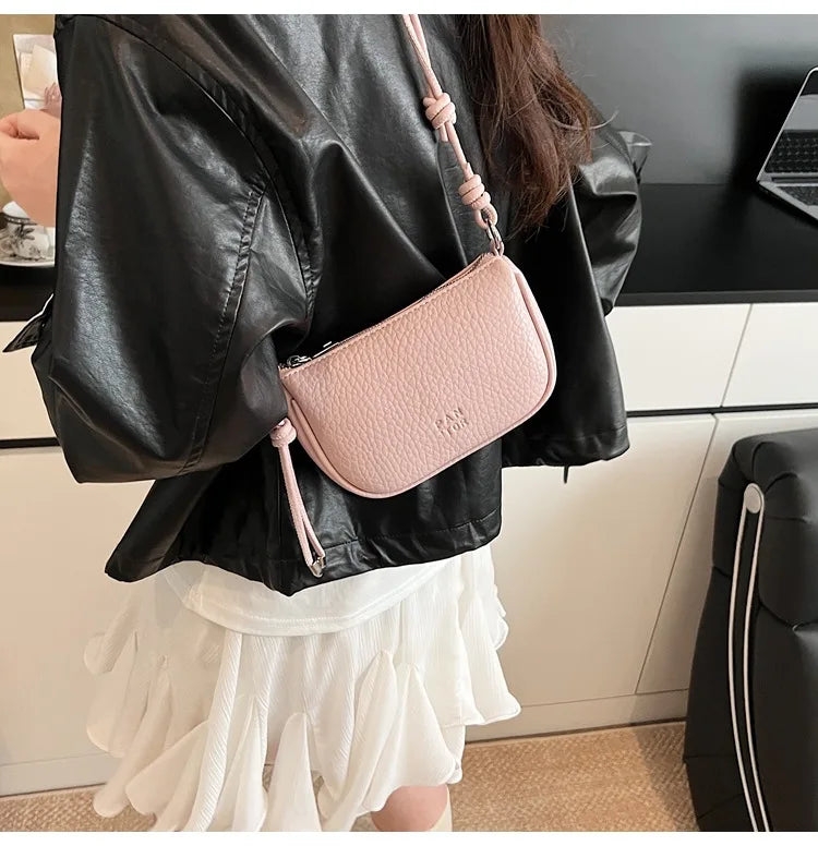 Chic mini sac à main femme, compact et stylé, en similicuir, idéal comme sac bandoulière élégant.