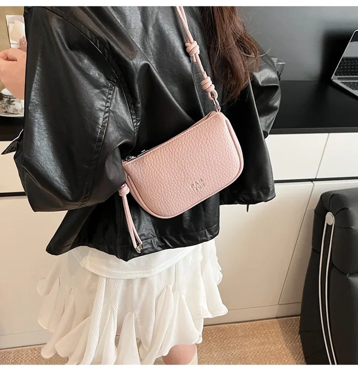Chic mini sac à main femme, compact et stylé, en similicuir, idéal comme sac bandoulière élégant.