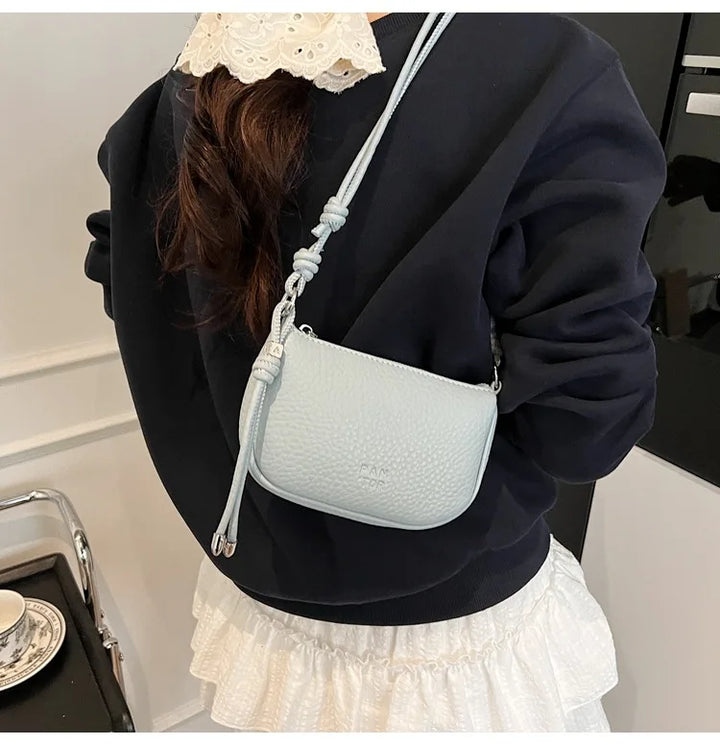 Sac femme élégant, petit format, en similicuir, avec bandoulière ajustable, accessoire de mode chic.