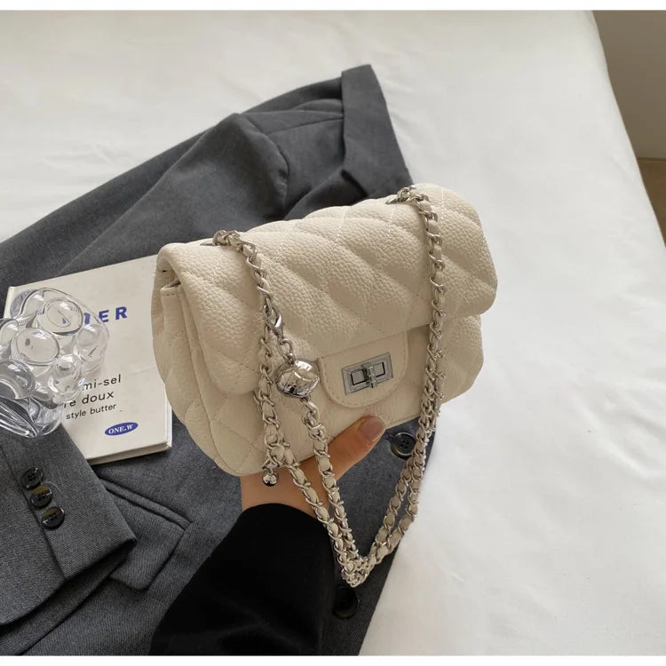 Accessoire de mode: mini sac à main matelassé noir, style sophistiqué et compact