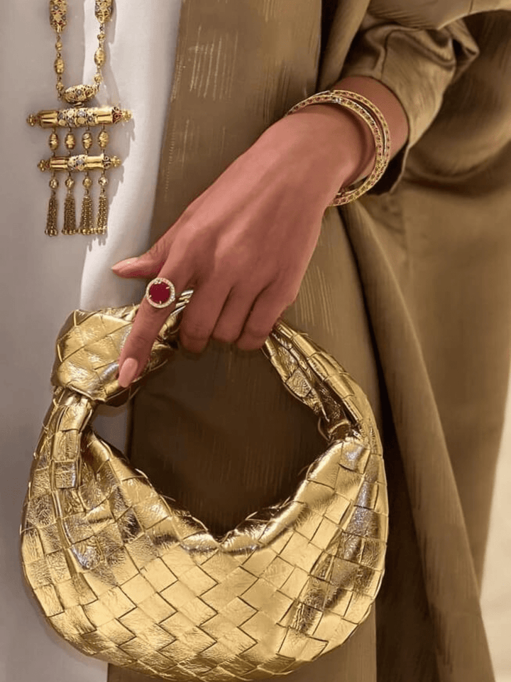 Mini sac à main tissé élégant pour femme, couleur neutre, parfait pour le quotidien.