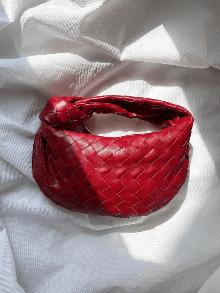 Sac à main femme tressé, design moderne et compact, accessoire de mode polyvalent.