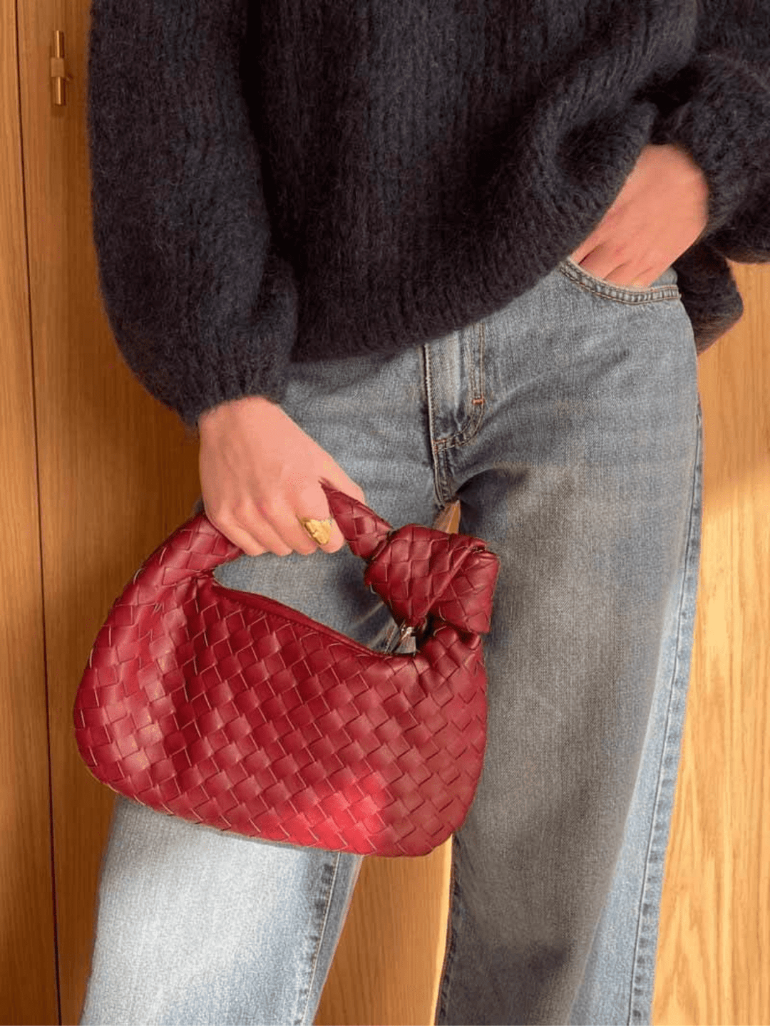 Mini sac à main tissé beige pour femme, chic et pratique, pour un look féminin.