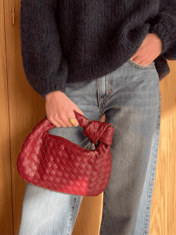 Mini sac à main tissé beige pour femme, chic et pratique, pour un look féminin.