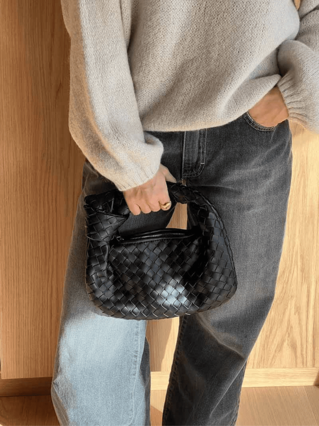 Accessoire de mode femme: mini sac tissé noir, compact et chic, parfait pour toute occasion.