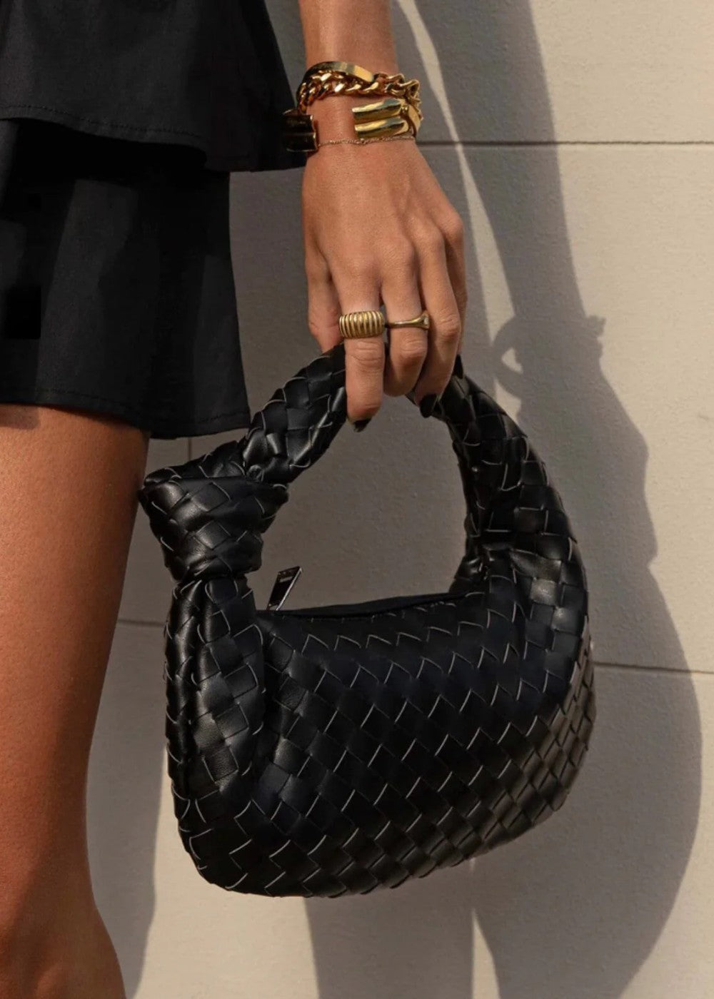 Mini sac tressé élégant pour femme, poignée nouée. Cuir synthétique chic, accessoire de mode.