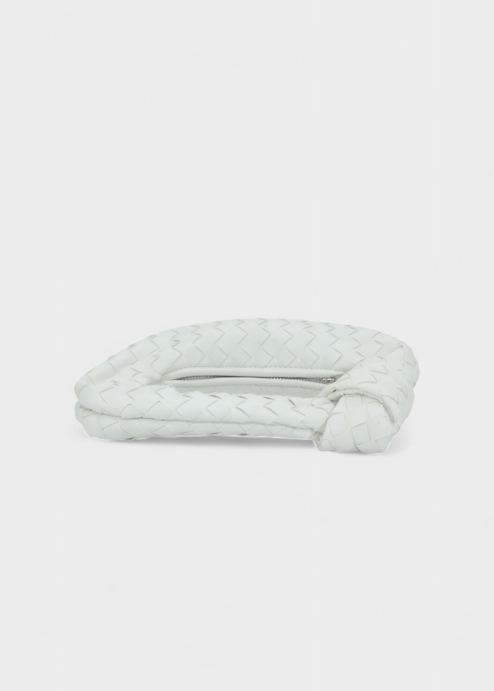Élégant mini sac tressé, poignée nouée, pour femme. Accessoire de mode féminin et raffiné.
