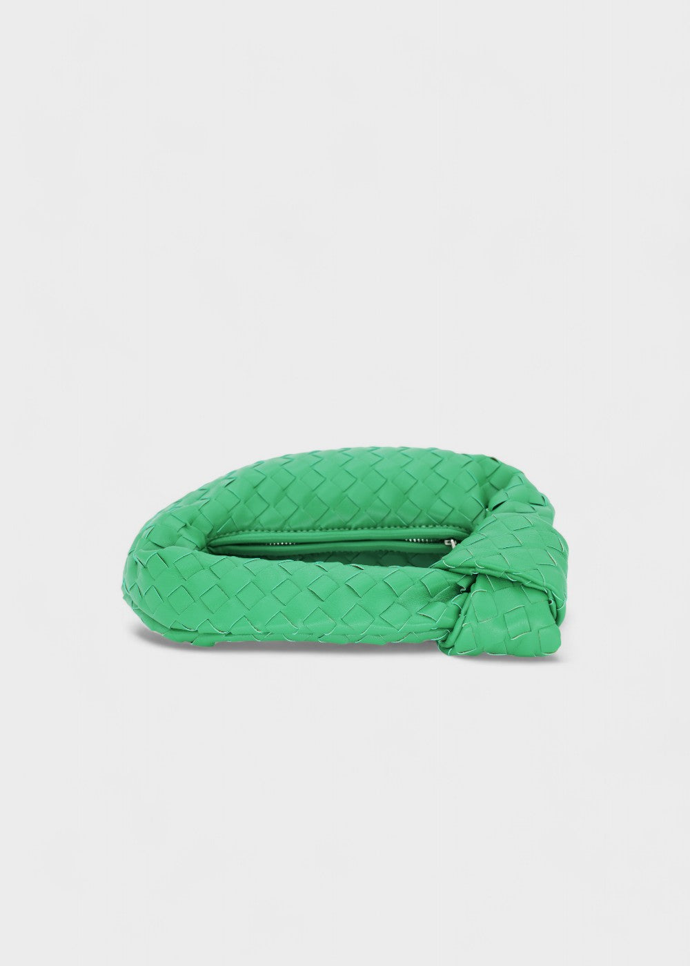 Tendance mode: mini sac tressé, poignée nouée, cuir synthétique pour femme élégante.