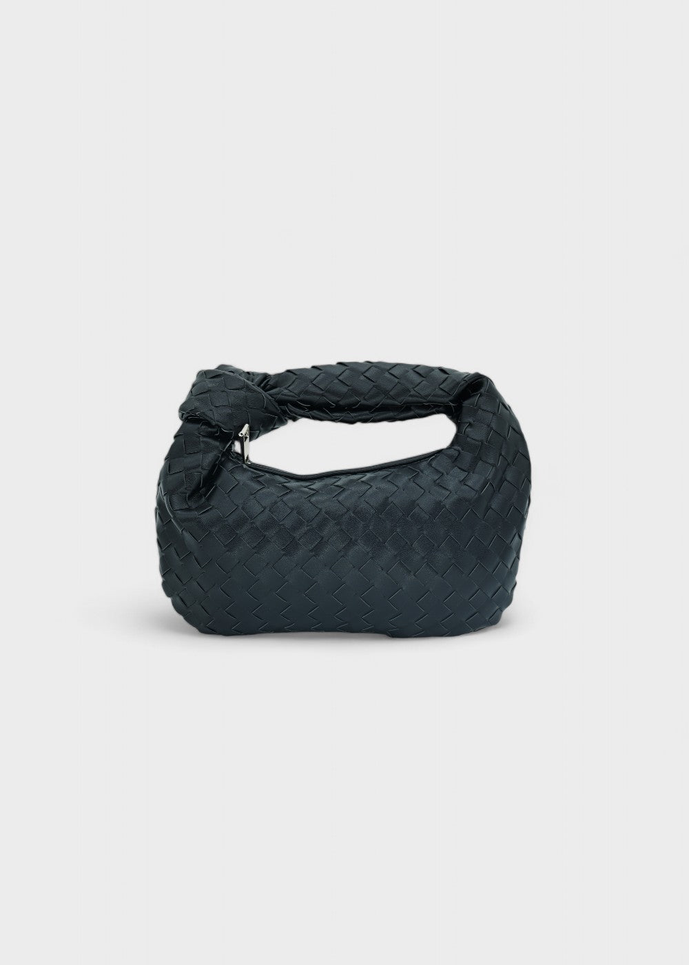 Sac femme tressé chic, poignée nouée, petit format. Idéal pour un look élégant et décontracté.