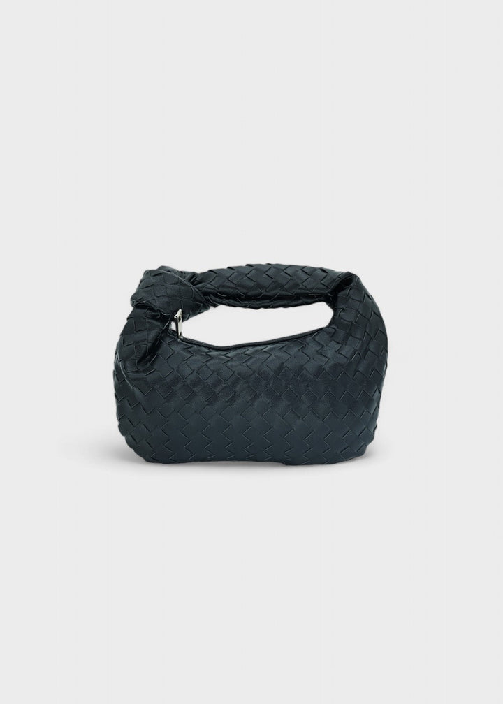 Sac femme tressé chic, poignée nouée, petit format. Idéal pour un look élégant et décontracté.
