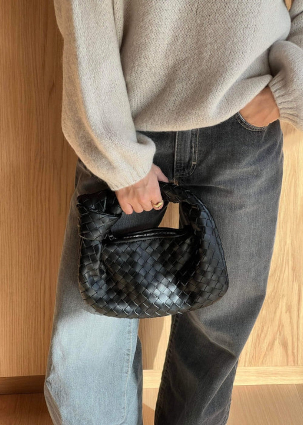 Accessoire de mode: mini sac tressé chic pour femme, poignée nouée. Parfait pour compléter votre tenue.