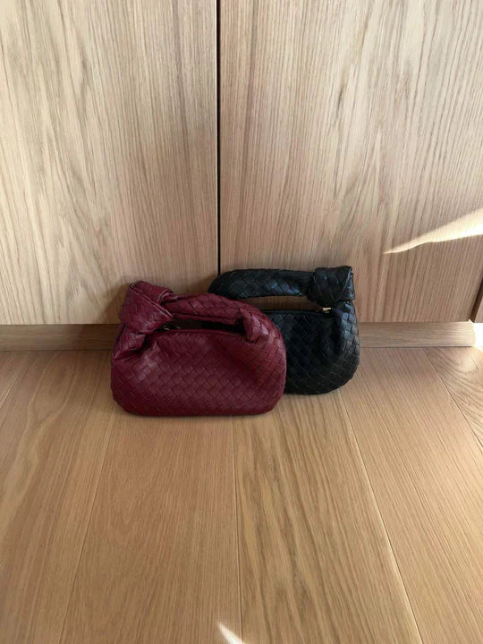 Sac à main tressé pour femme, petit format, poignée élégante nouée. Style moderne et tendance.