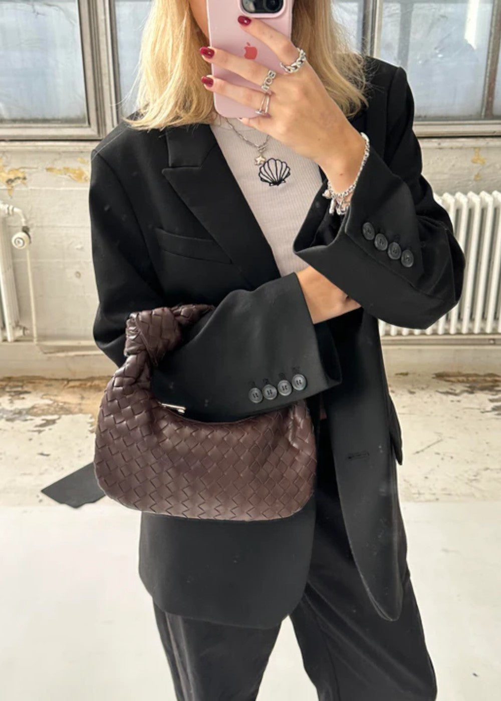 Mini sac femme élégant, tressage moderne, poignée nouée. Indispensable pour la mode féminine.