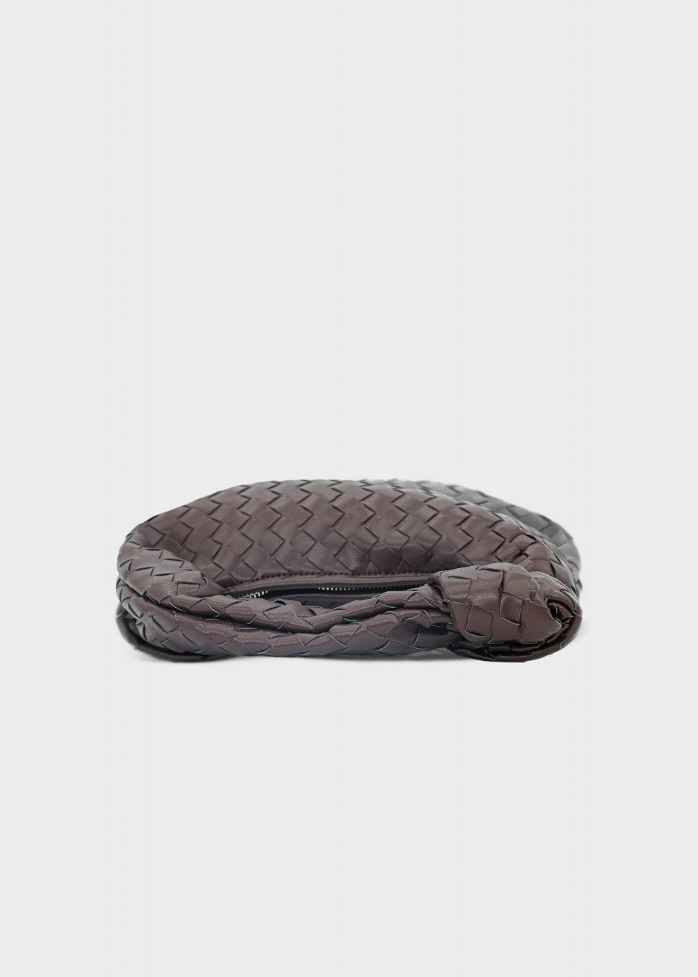 Sac chic tressé pour femme, petit format, poignée nouée. Accessoire de mode en cuir synthétique.