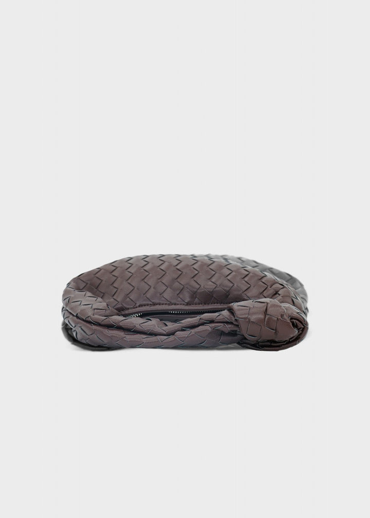Sac chic tressé pour femme, petit format, poignée nouée. Accessoire de mode en cuir synthétique.
