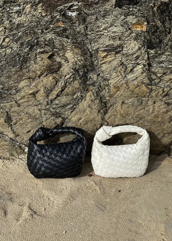 Mini sac tressé cuir synthétique pour femme, poignée nouée. Style chic et mode, très pratique.