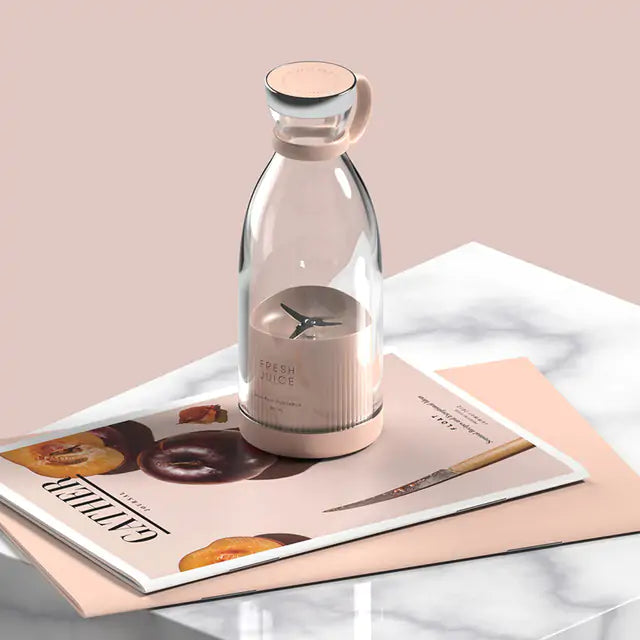 "Mixeur portable ultra-compact, élégant, avec batterie rechargeable et lames puissantes pour smoothies et shakes protéinés."