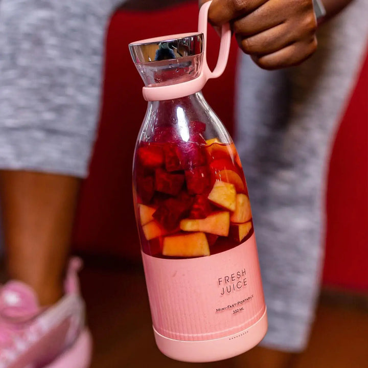 "Mixeur portable ultra-compact, élégant, avec batterie rechargeable et lames puissantes pour smoothies et shakes protéinés."