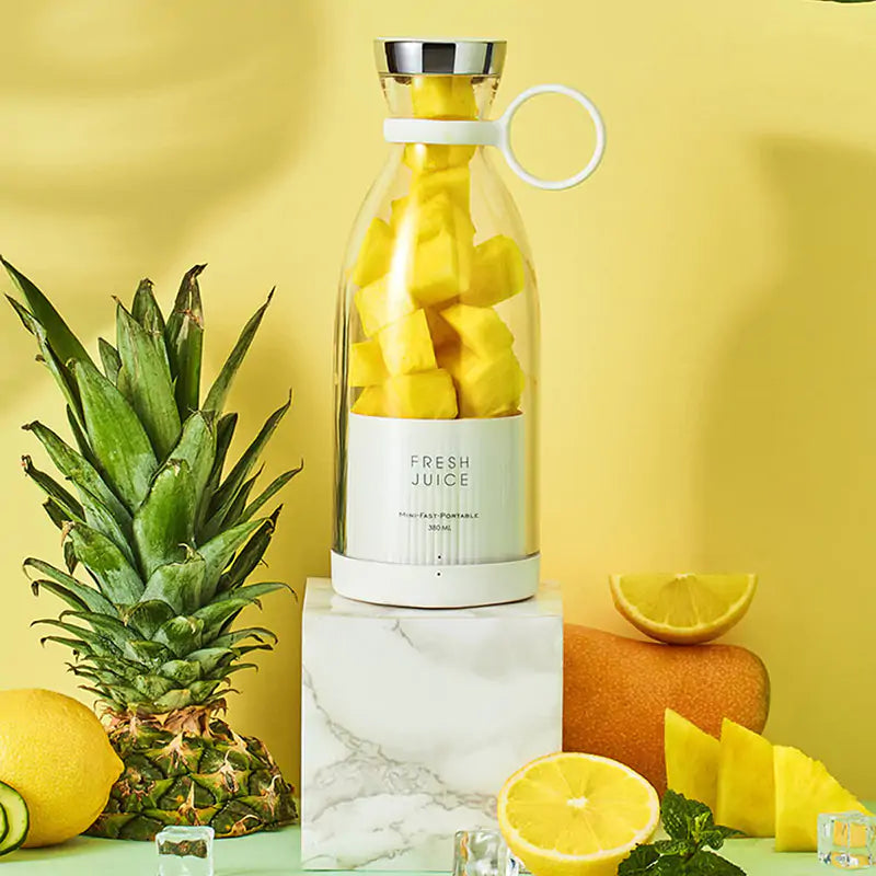 "Mixeur portable ultra-compact, élégant, avec batterie rechargeable et lames puissantes pour smoothies et shakes protéinés."