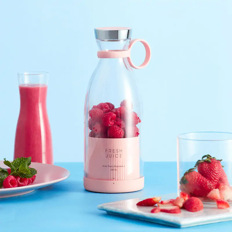 "Mixeur portable ultra-compact, élégant, avec batterie rechargeable et lames puissantes pour smoothies et shakes protéinés."