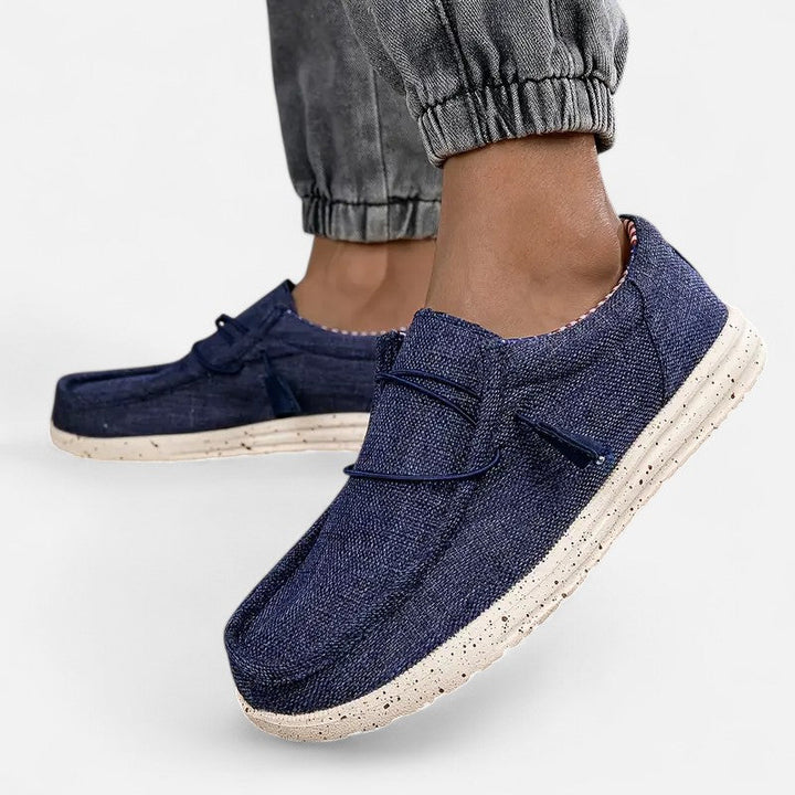 "Mocassins Ariste homme sans lacets, motif drapeau, bleu-gris-noir-kaki, chic et confortable, vue de côté"