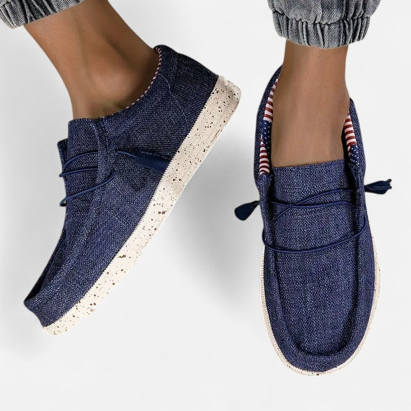 "Mocassins Ariste homme sans lacets, motif drapeau, bleu-gris-noir-kaki, chic et confortable, vue de côté"