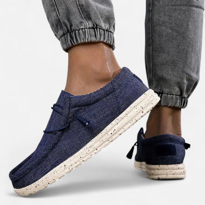 "Mocassins Ariste homme sans lacets, motif drapeau, bleu-gris-noir-kaki, chic et confortable, vue de côté"