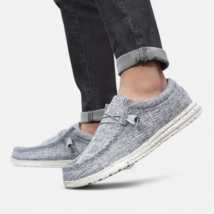 "Mocassins Ariste homme sans lacets, motif drapeau, bleu-gris-noir-kaki, chic et confortable, vue de côté"