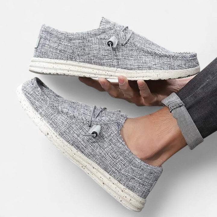 "Mocassins Ariste homme sans lacets, motif drapeau, bleu-gris-noir-kaki, chic et confortable, vue de côté"