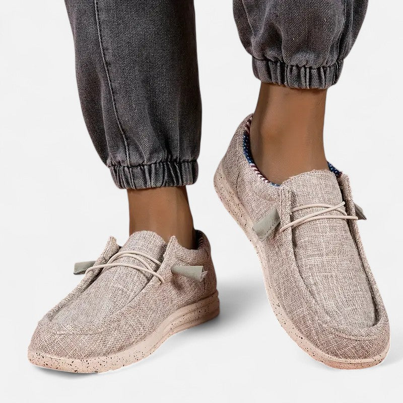 "Mocassins Ariste homme sans lacets, motif drapeau, bleu-gris-noir-kaki, chic et confortable, vue de côté"