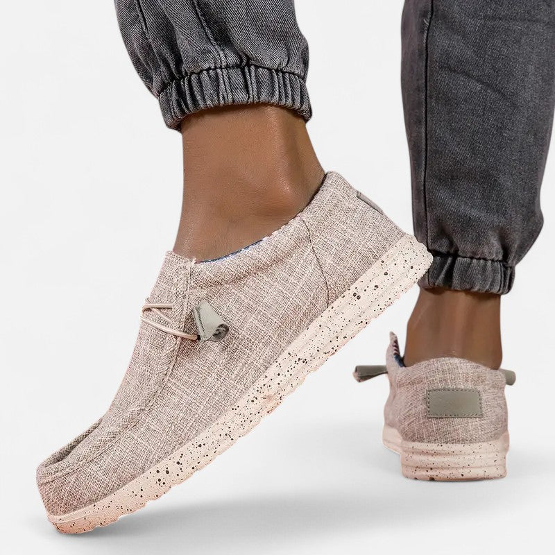 "Mocassins Ariste homme sans lacets, motif drapeau, bleu-gris-noir-kaki, chic et confortable, vue de côté"